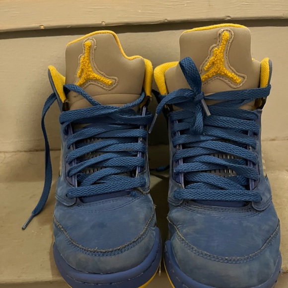 Jordan 5 Laney.  Never worn outdoors.  Worn a few times indoors in a gym. - Picture 2 of 6